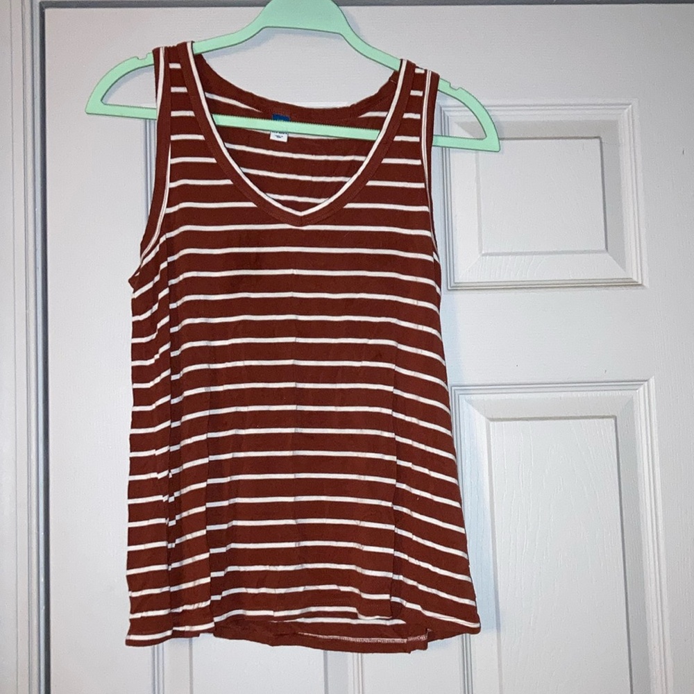 V neck tank
Also works for maternity